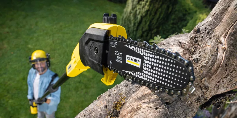 Cutting limbs with a Kärcher battery tree lopper