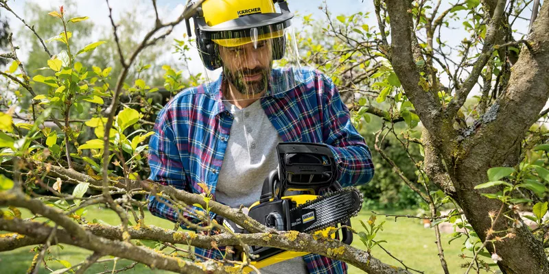 Cutting thicker limbs with a Kärcher battery chain saw