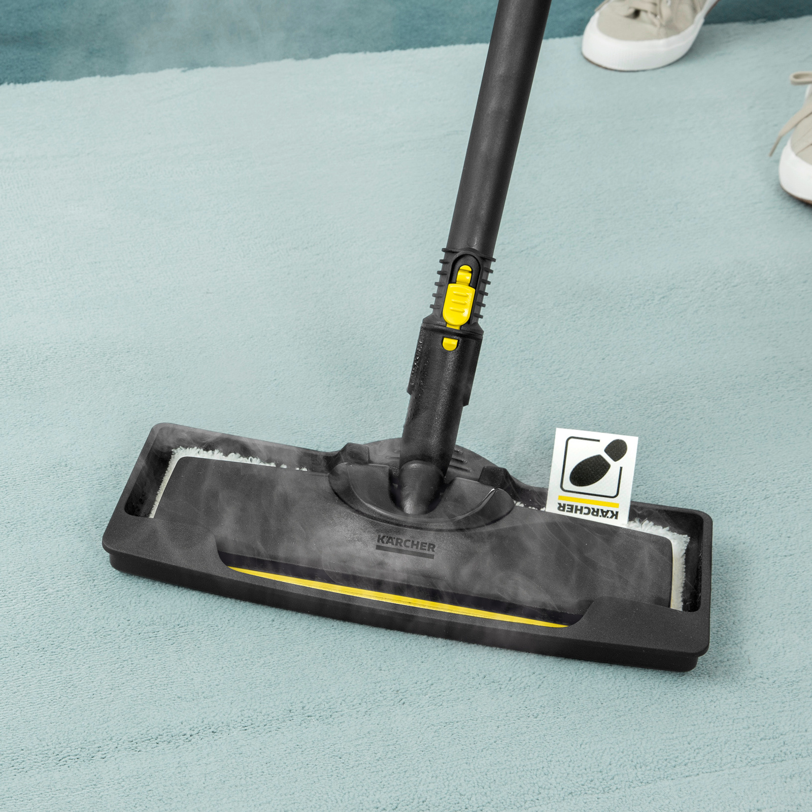 Refreshing carpet fibres with the steam cleaner Refreshing carpet fibres with the Kärcher steam cleaner
