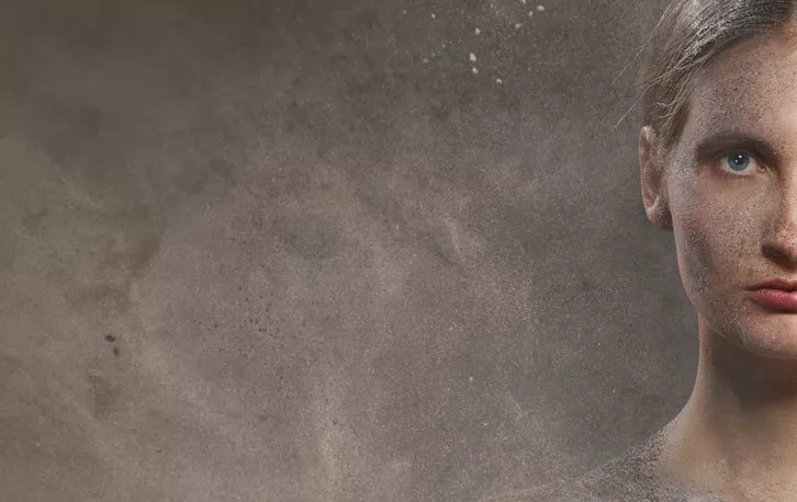 Bir kişi havadaki inşaat tozunu soluyor.