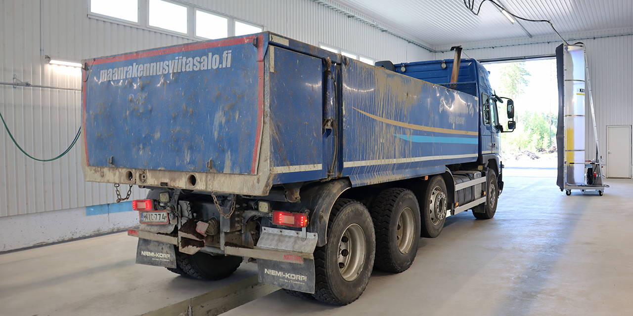Kärcher HDS-kuumavesipesurit ja raskaalle kalustolle suunniteltu Kärcher RBS 6014 -pesuyksikkö Kärcher HDS-kuumavesipesurit ja raskaalle kalustolle suunniteltu Kärcher RBS 6014 -pesuyksikkö