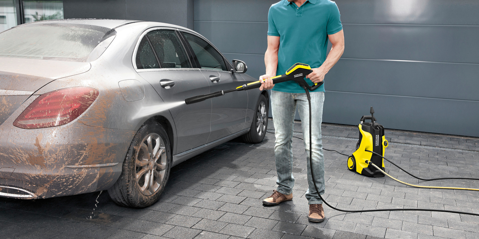 Nền sàn bằng phẳng bảo đảm an toàn khi rửa xe Nền sàn bằng phẳng bảo đảm an toàn khi rửa xe