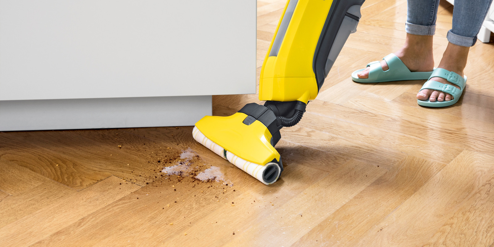 Persona fregando suelo parquet de comedor con FC 3 inalambrica Persona fregando suelo parquet de comedor con FC 3 Kärcher inalambrica