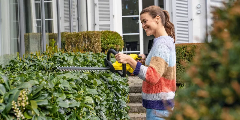 Kärcher tip: Cutting a hedge before the winter