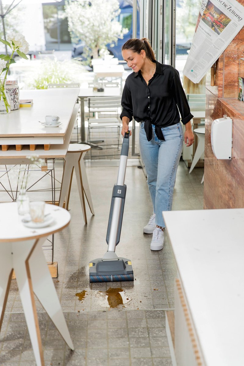 Nettoyage des sols d'un bar avec l'autolaveuse BR 30/1 C Bp