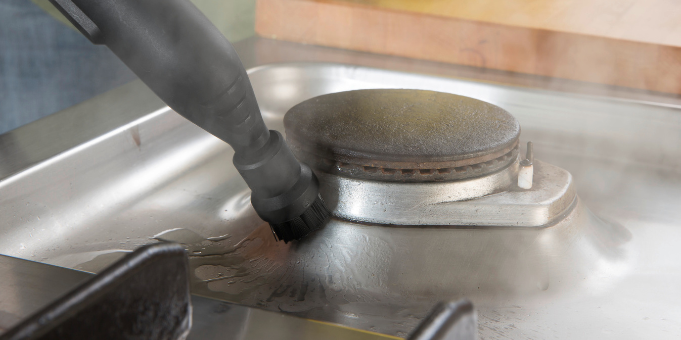 Nettoyage de la plaque de cuisson avec une brosse ronde et à la vapeur Nettoyage de la plaque de cuisson avec une brosse ronde et à la vapeur