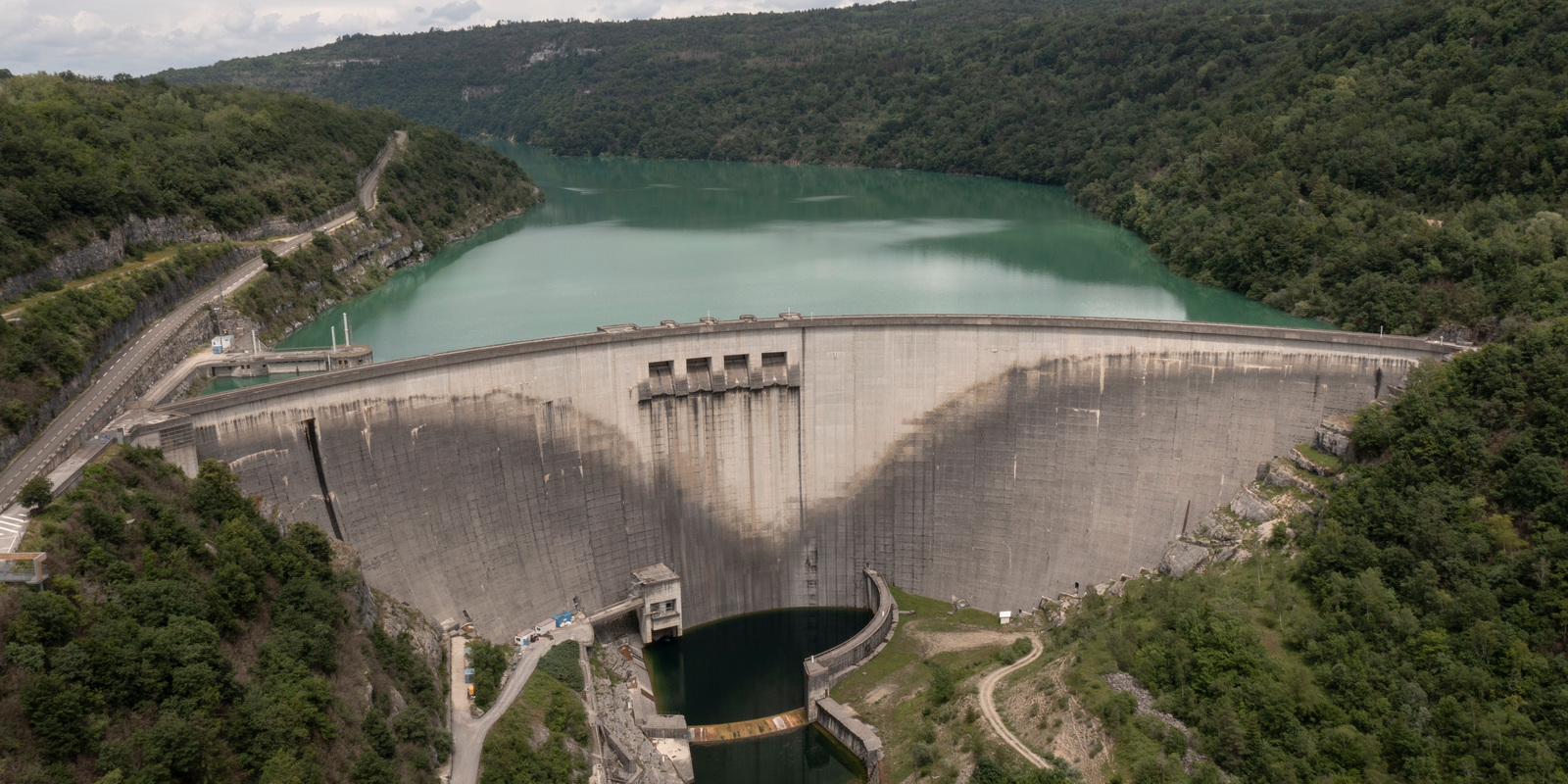 Edf et kärcher: une œuvre d’art grand format sur le barrage de vouglans