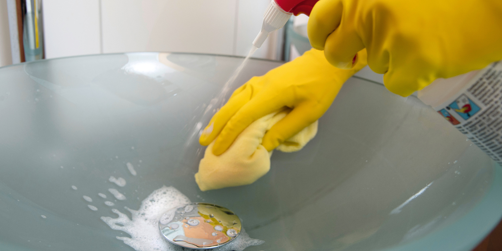 Appliquer le détergent dans le lavabo Appliquer le détergent dans le lavabo avec les bonnettes microfibres de Kärcher