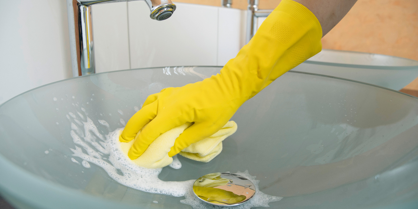 Essuyer le lavabo avec des bonnettes microfibres Essuyer le lavabo avec les bonnettes microfibres de Kärcher