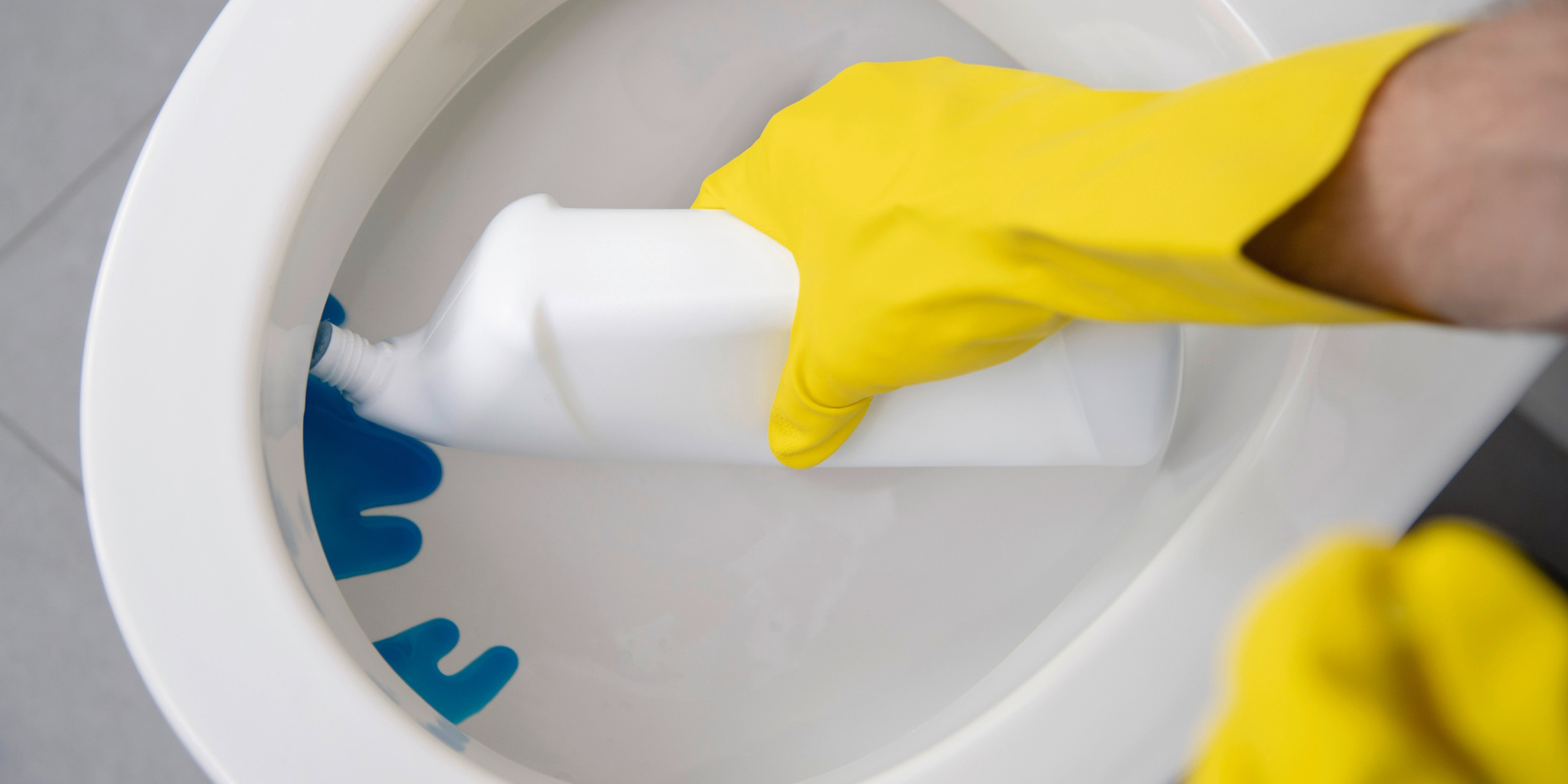 Nettoyage des toilettes avec un détergent Conseil de Kärcher: nettoyer les toilettes avec un détergent