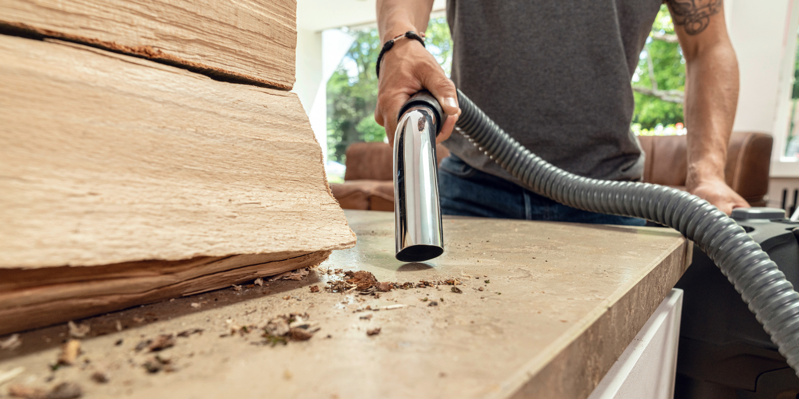 Aspirer les éclats de bois Aspiration des éclats de bois avec un aspirateur cendre