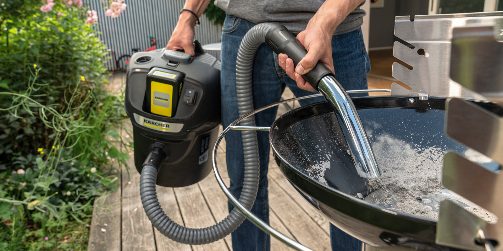 Nettoyage du gril Aspiration des cendres du gril à l'aide d'un aspirateur cendre