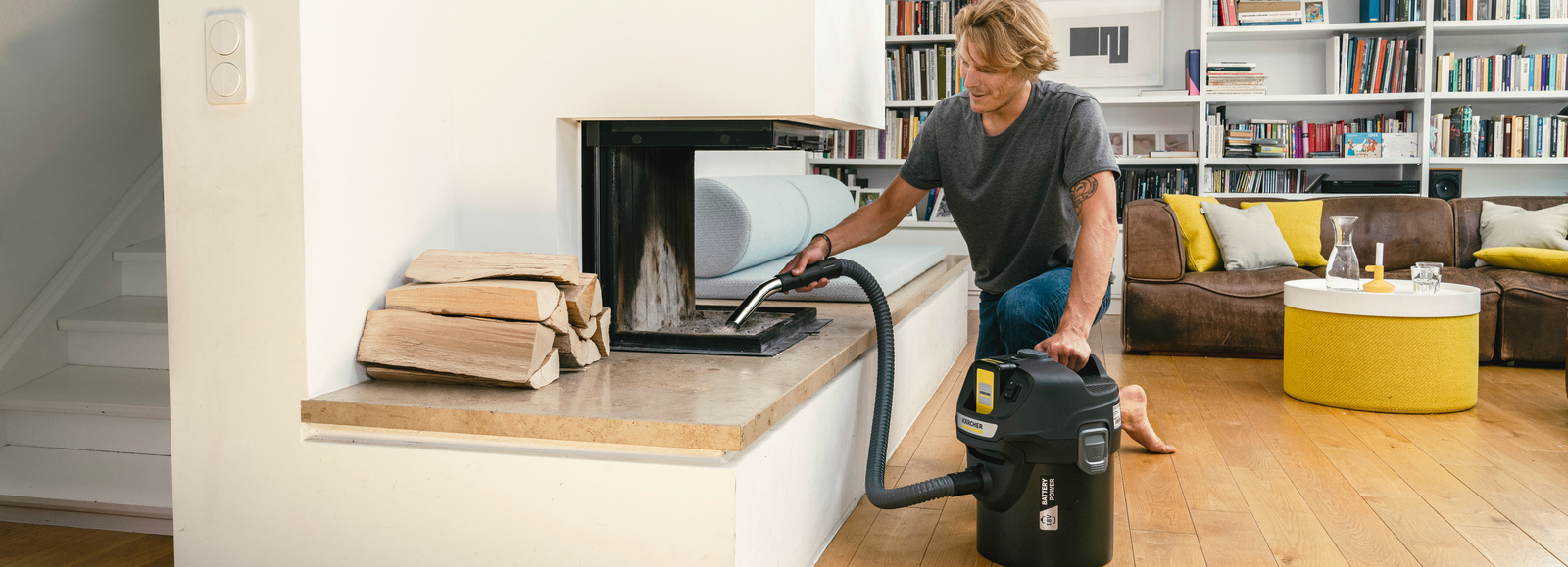 Kaminofen mit Aschesauger reinigen Offener Kamin wird mit Aschesauger ausgesaugt