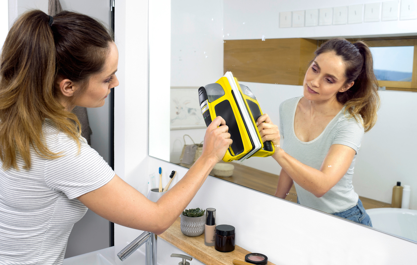 Nettoyage du miroir avec le nettoyeur de vitres sans fil Nettoyage du miroir avec le nettoyeur de vitres sans fil de Kärcher