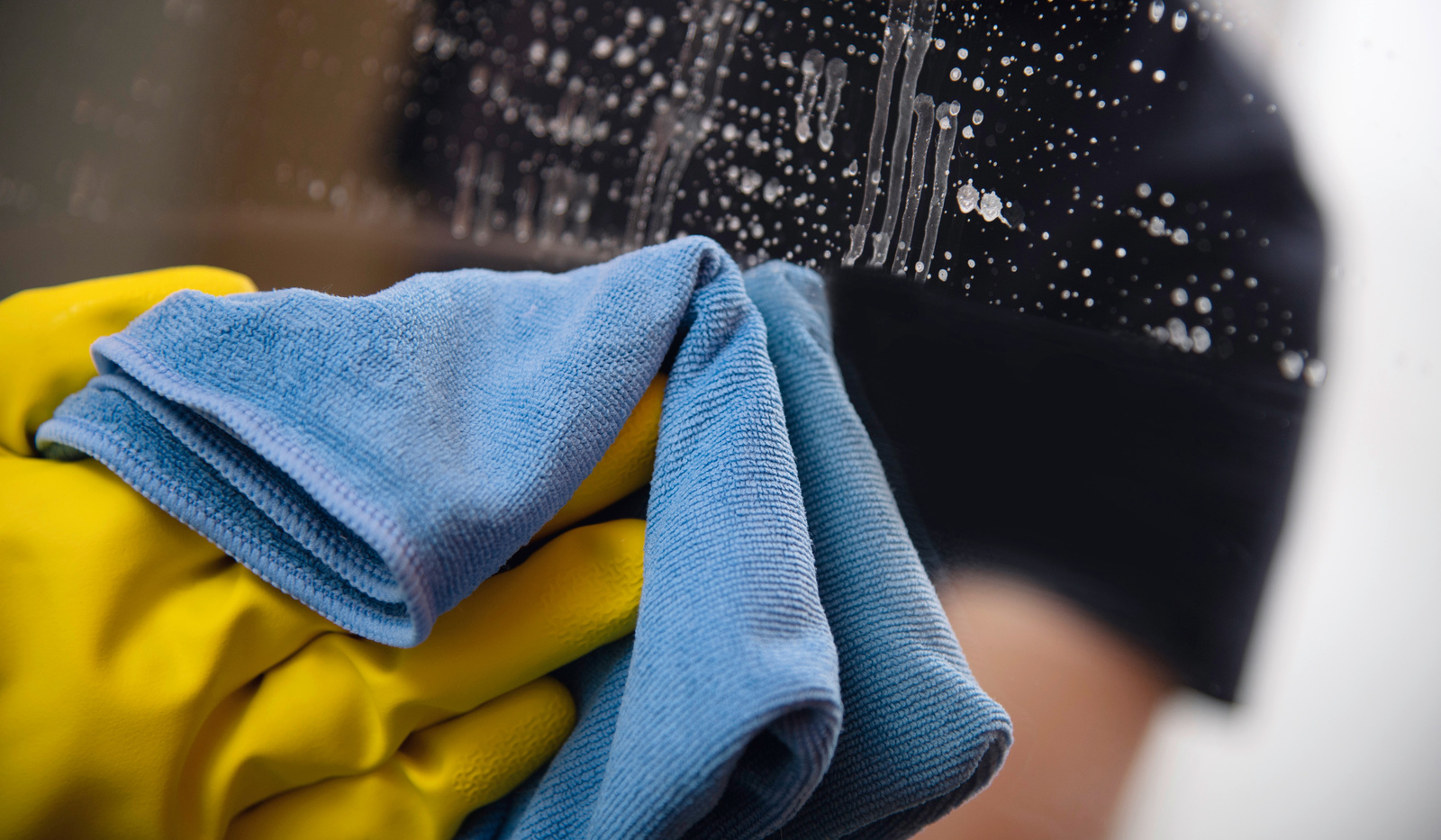 Nettoyage des miroirs avec un détergent Conseil de Kärcher: nettoyer les miroirs avec des détergents et une bonnette microfibres