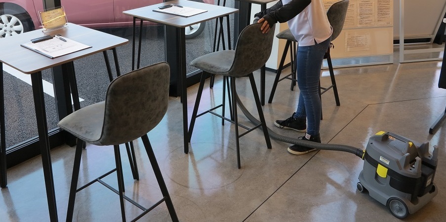 T 9/1 Bpを使って店舗内を清掃 T 9/1 Bpを使って店舗内を清掃