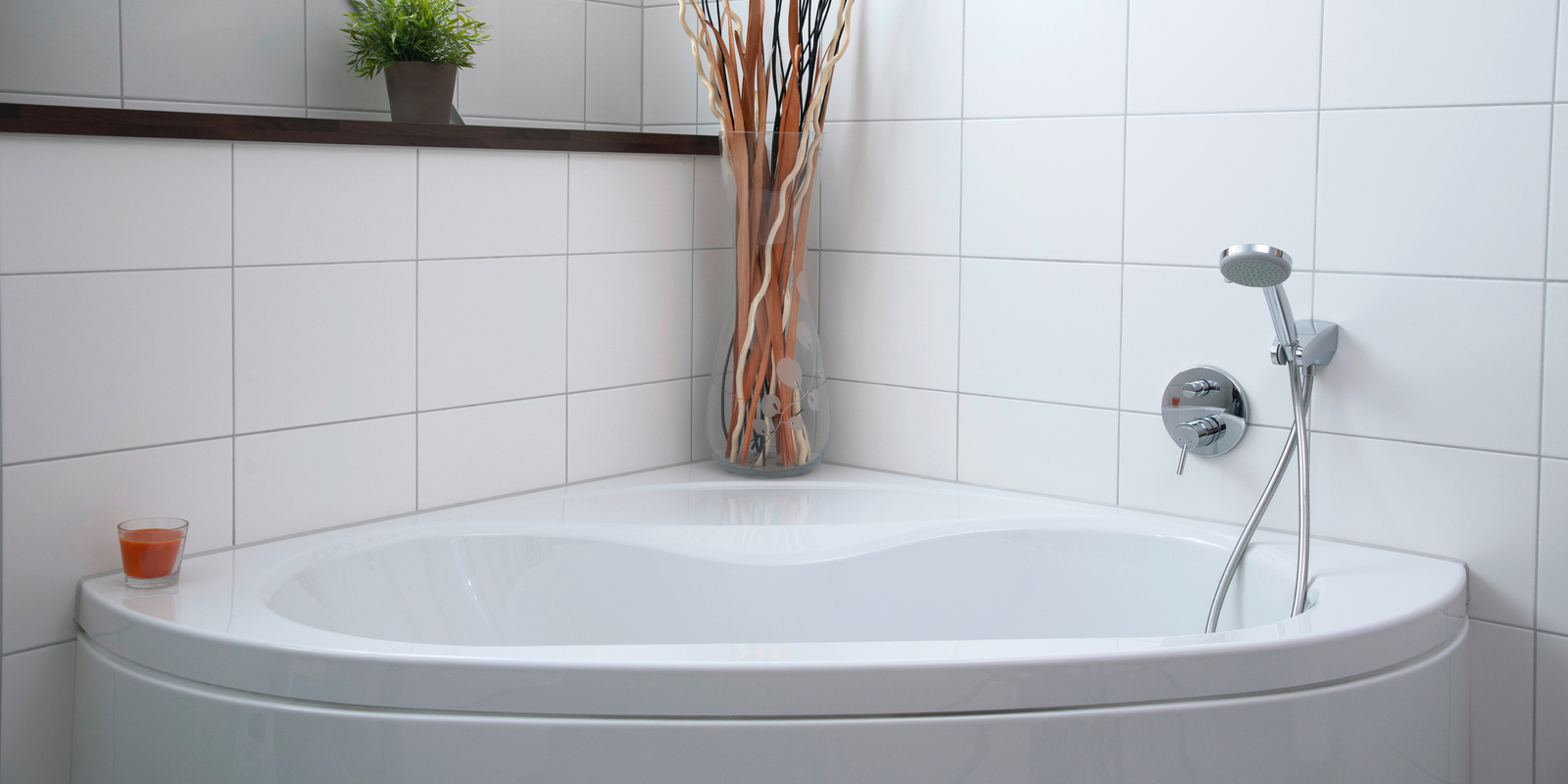 Vệ sinh bồn tắm và vòi hoa sen