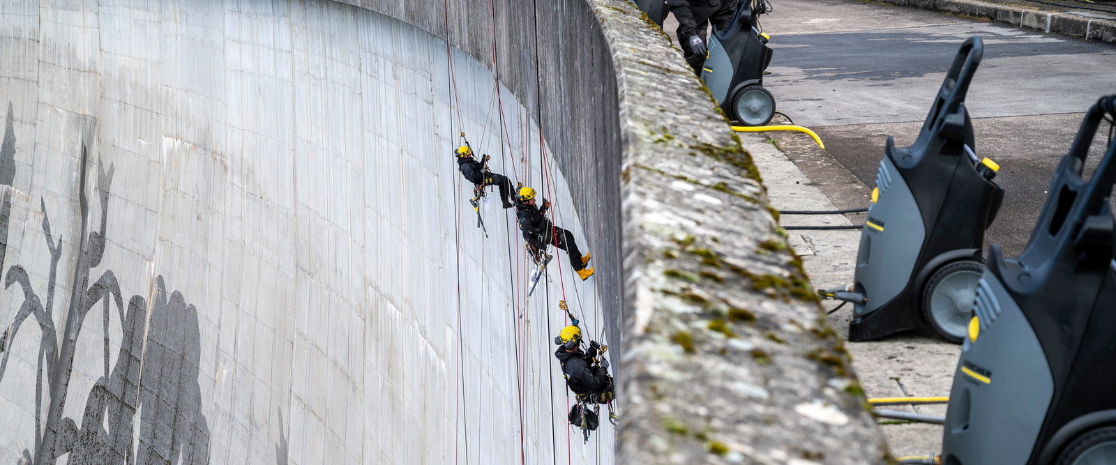 The climbers roped down. The climbers from Kärcher roped down.