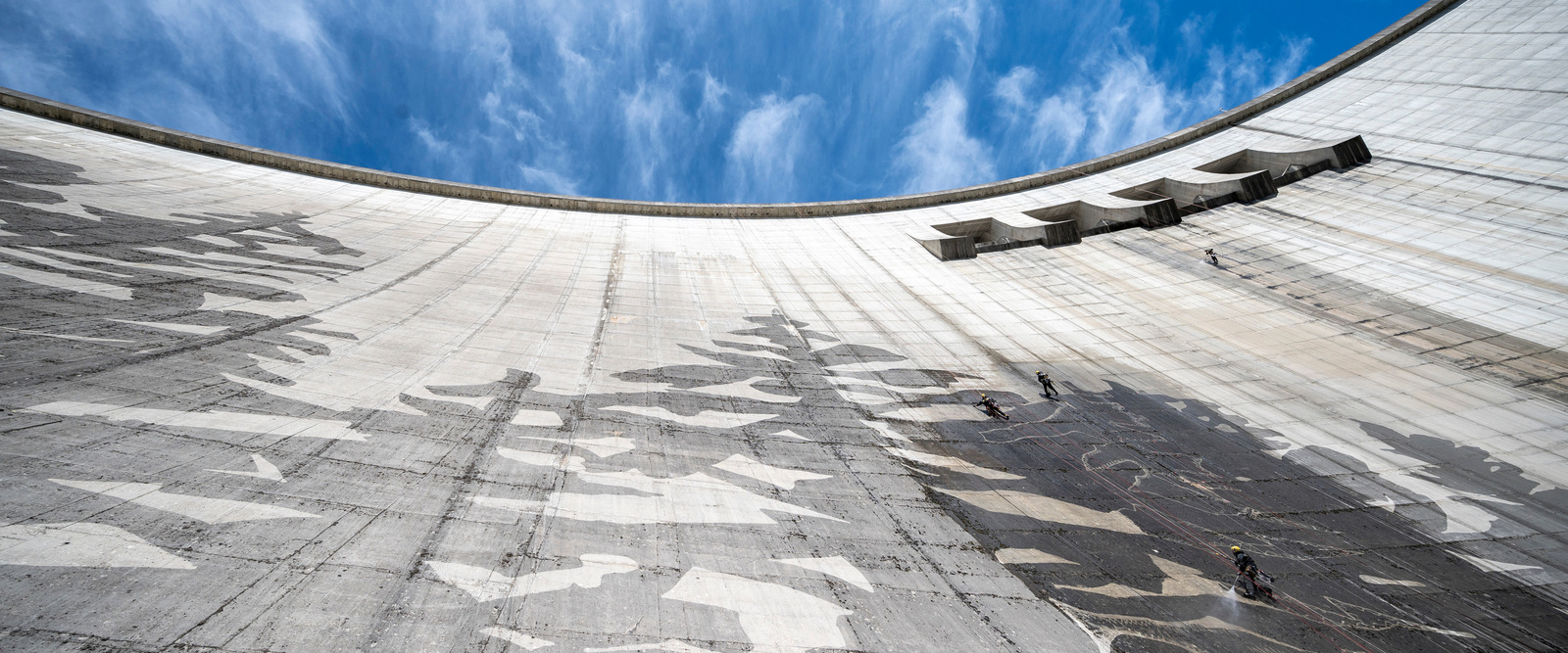 The climbers roped down from the 110-meter-high dam. The climbers roped down from the 110-meter-high dam.