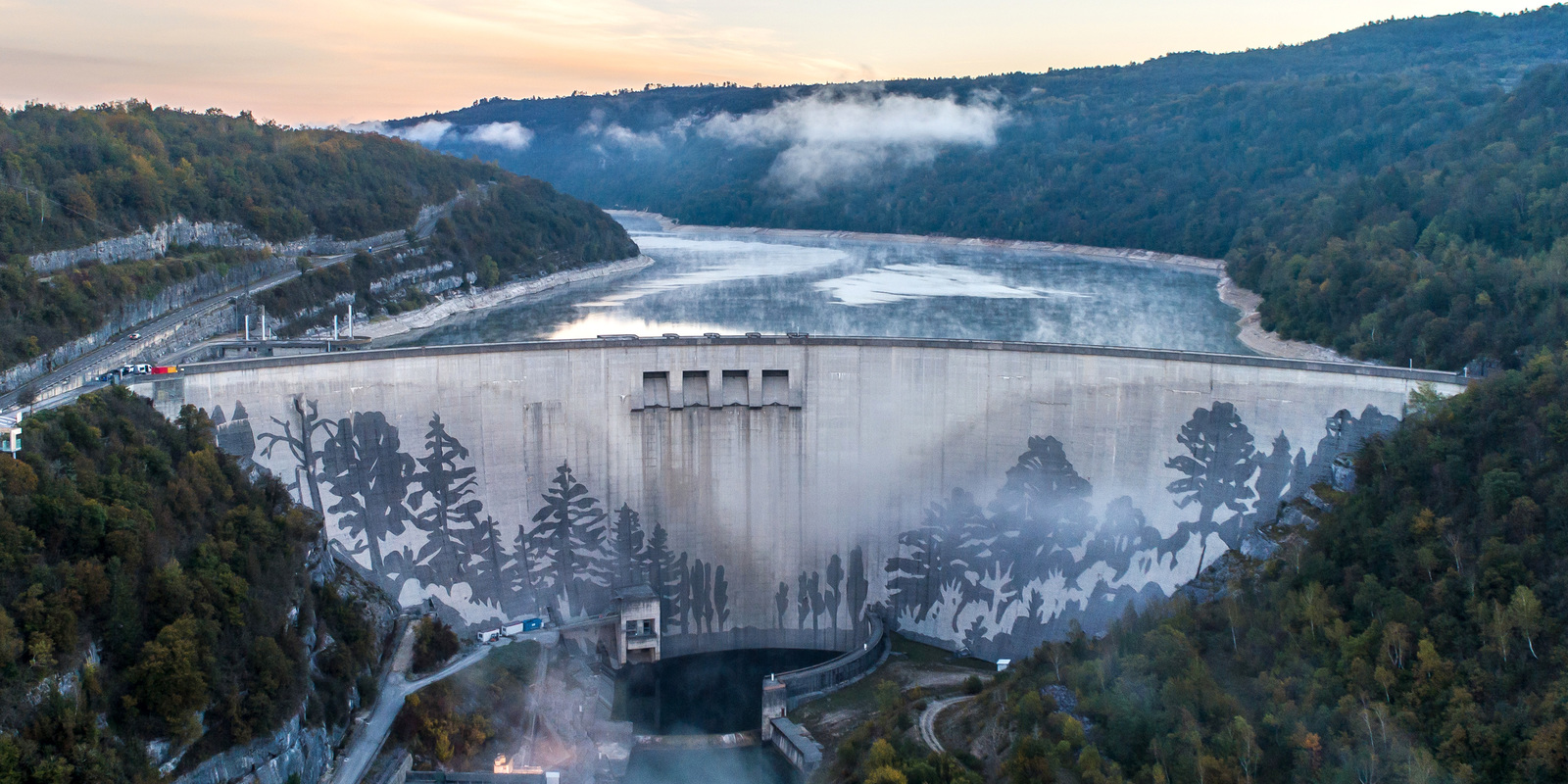 Reverse Graffiti auf dem Staudamm von Vouglans Kärcher erstellt mit Klaus Dauven das Revere Graffiti