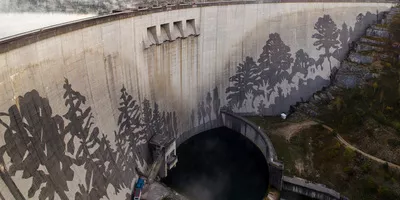 Огромная картина на плотине озера Вуглан