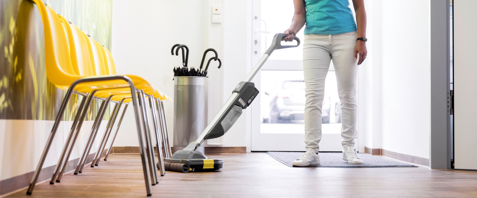 Disinfecting and hygienic floor cleaning in the doctor's surgery with the Kärcher BR 30/1 C Bp Disinfecting and hygienic floor cleaning in the doctor's surgery with the Kärcher BR 30/1 C Bp