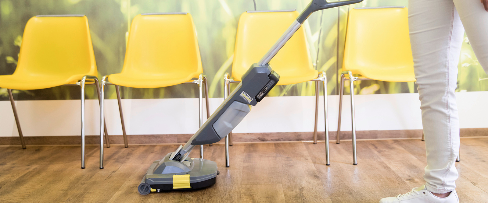 Floor disinfection in practice with the Kärcher BR 30/1 C Bp cordless scrubber drier Floor disinfection in practice with the Kärcher BR 30/1 C Bp cordless scrubber drier