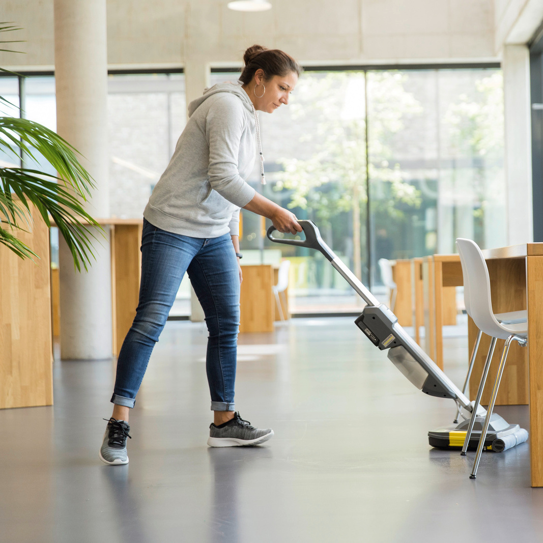 Efficient use of the Kärcher BR 30/1 C Bp cordless scrubber drier in the canteen Efficient use of the Kärcher BR 30/1 C Bp cordless scrubber drier in the canteen
