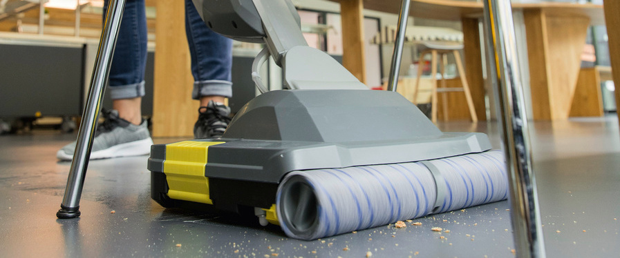 Thorough floor cleaning in the café with the Kärcher BR 30/1 C Bp cordless scrubber drier Thorough floor cleaning in the café with the Kärcher BR 30/1 C Bp cordless scrubber drier