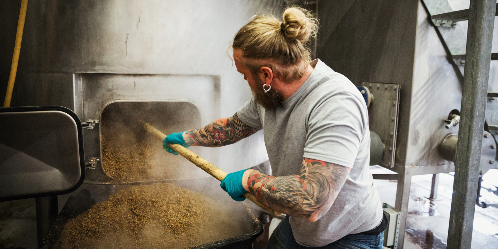 Hombre produciendo cerveza Hombre trabajando en cervecería