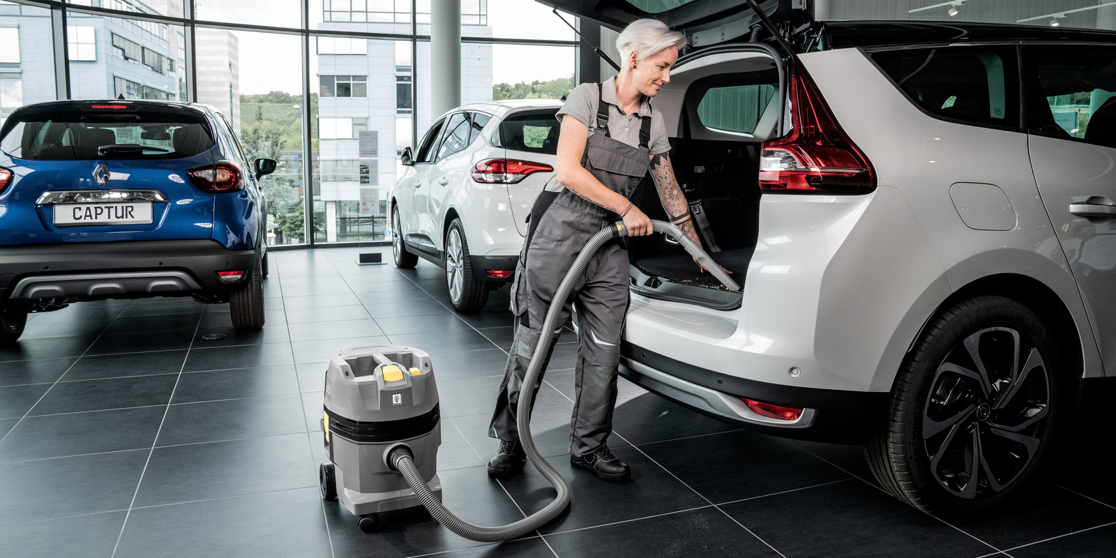 Préparation et nettoyage de véhicules avec un aspirateur eau et poussière