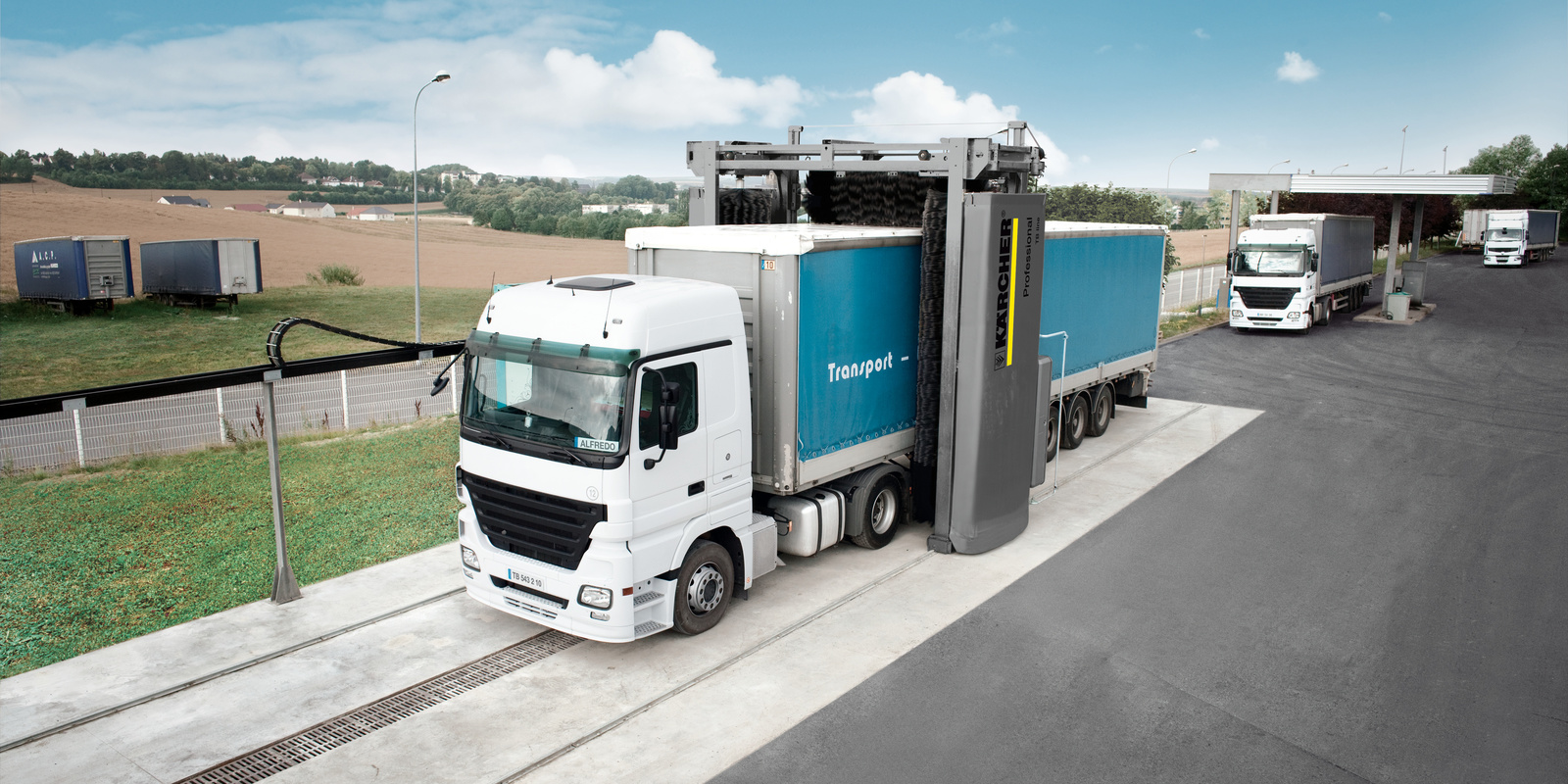 Nettoyer les véhicules utilitaires avec des portiques de lavage Kärcher