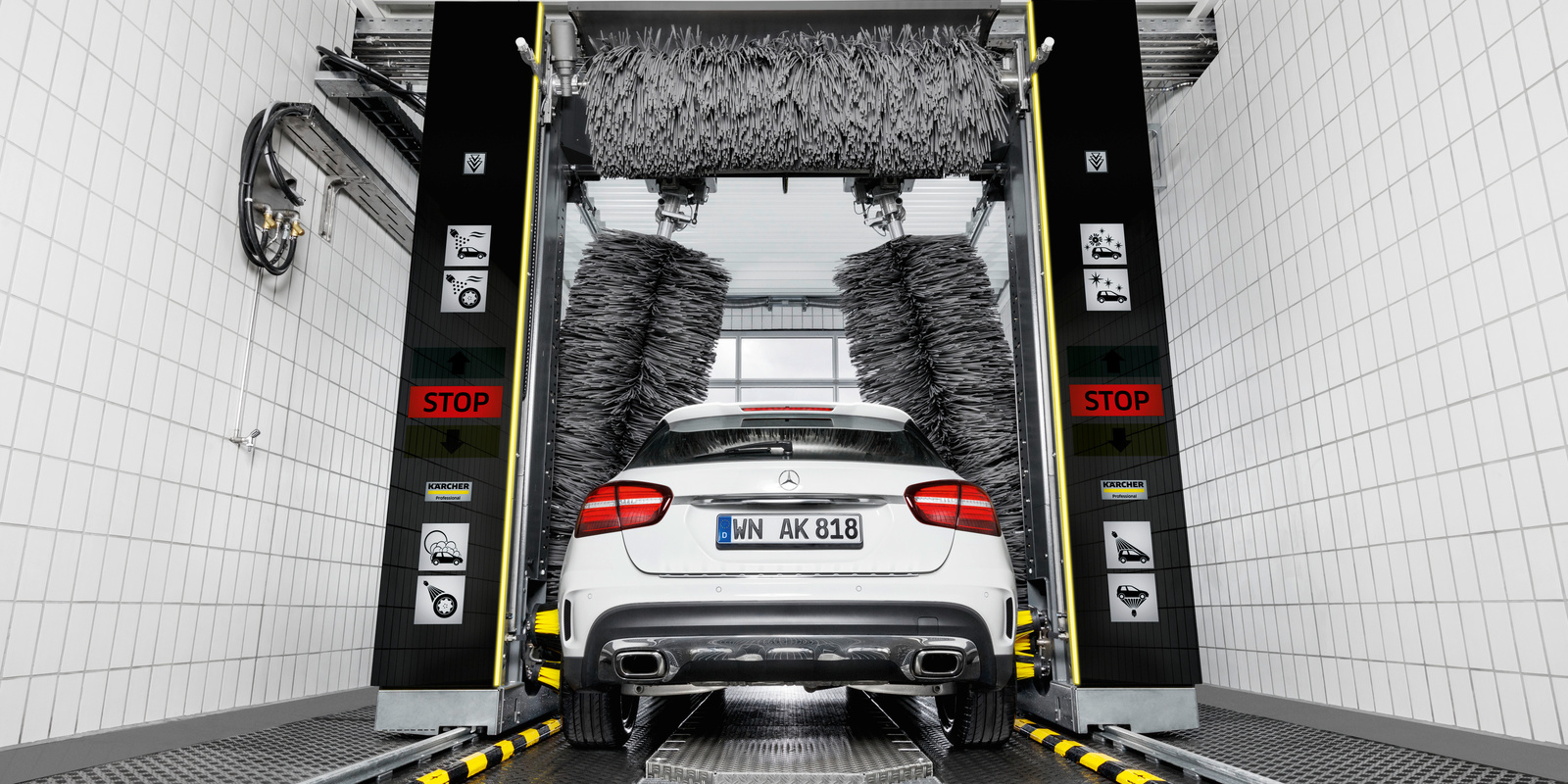 Voiture en cours de nettoyage par nos portiques de lavage