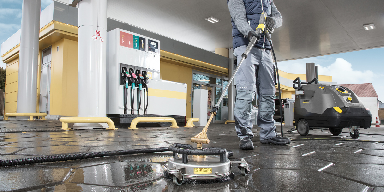 Nettoyer l'aire de remplissage avec un nettoyeur haute pression à eau chaude