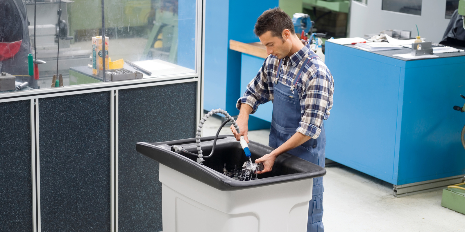 Nettoyage de pièces dans l'atelier automobile