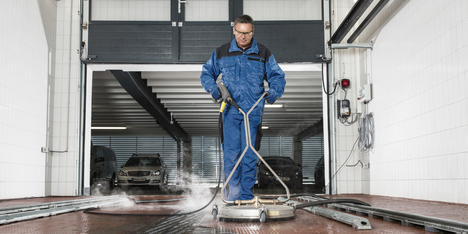 Nettoyer les halls de lavage avec un nettoyeur haut pression à eau chaude