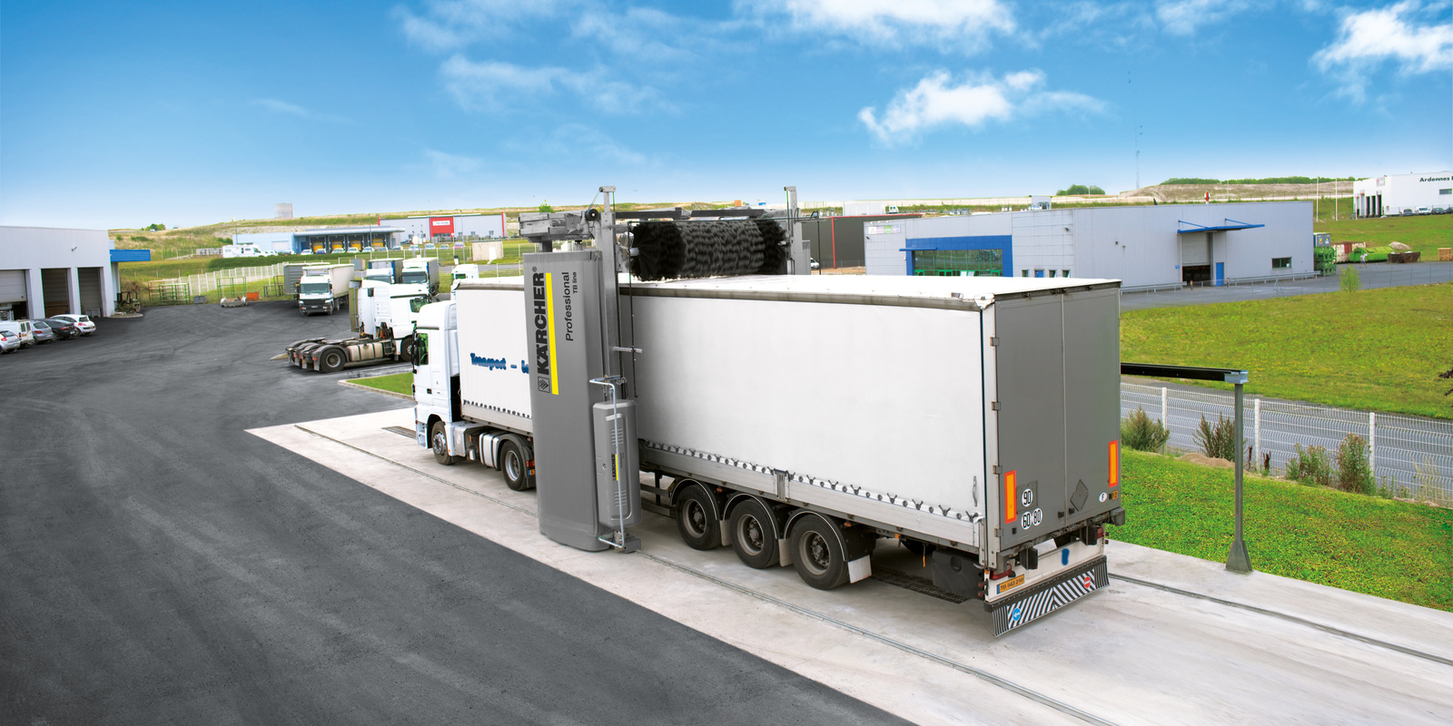 Camion en cours de nettoyage par des portiques de lavage Kärcher