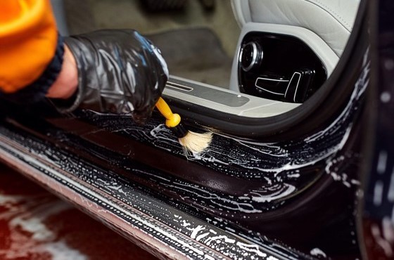 các khe cửa cần lưu ý khi rửa xe ô tô