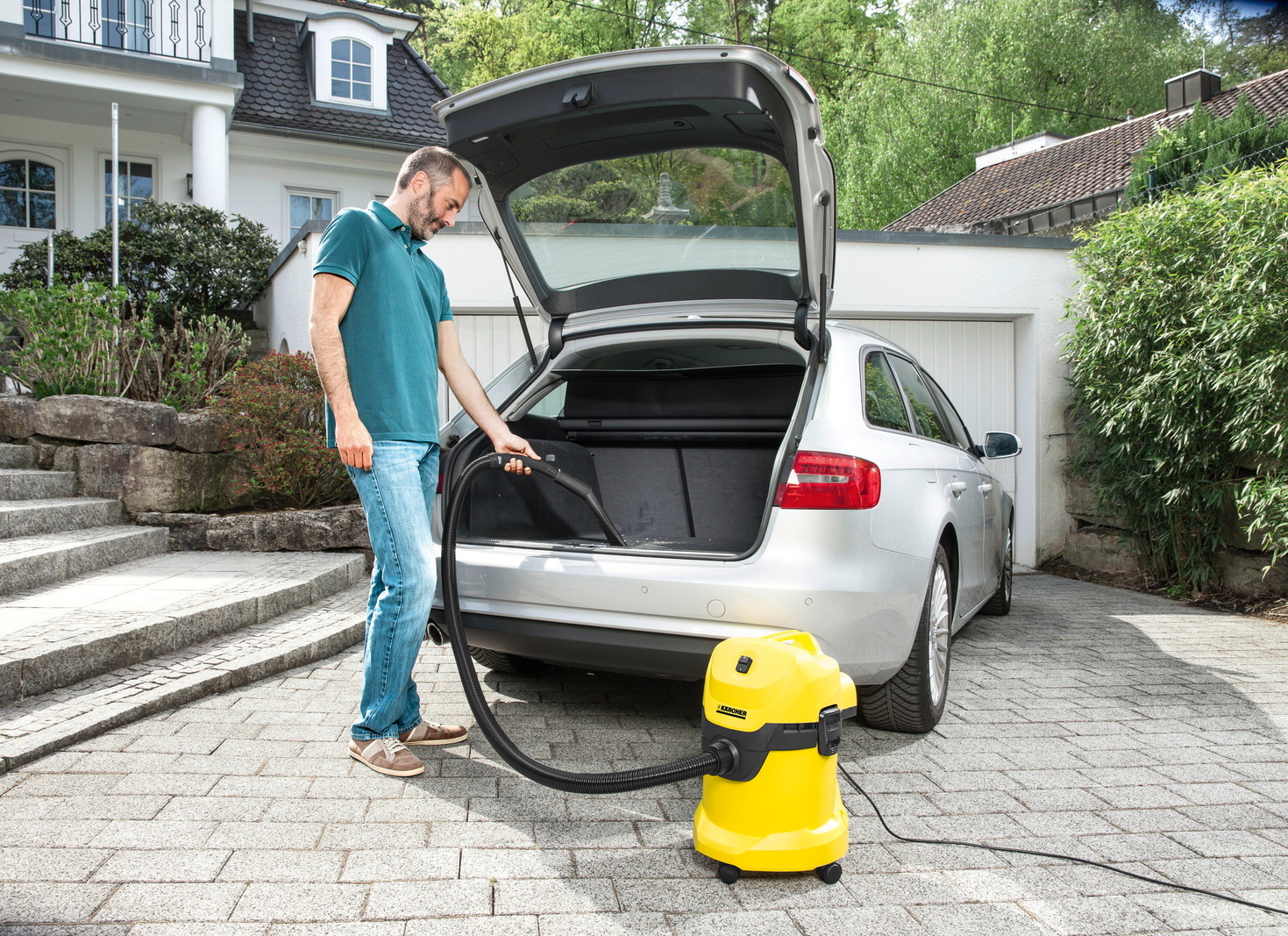 máy hút bụi khô ướt Karcher WD 3 Car giúp vệ sinh nội thất xe hơi
