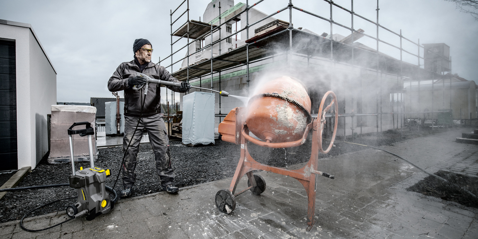 vệ sinh công nghiệp với máy phun rửa áp lực cao Karcher HD