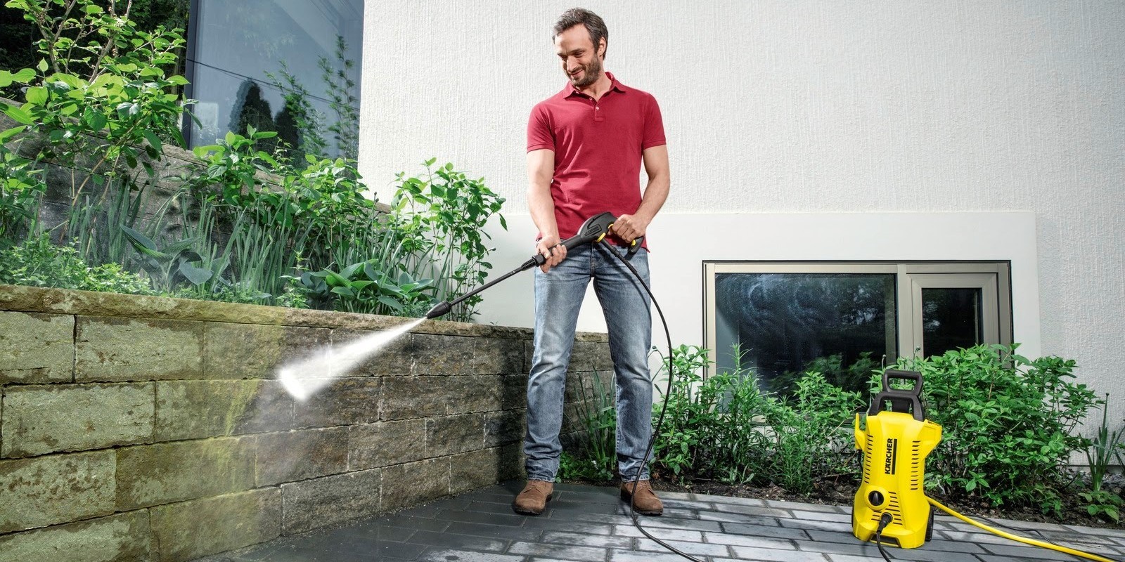 Máy còn có thể sử dụng để làm sạch sân vườn