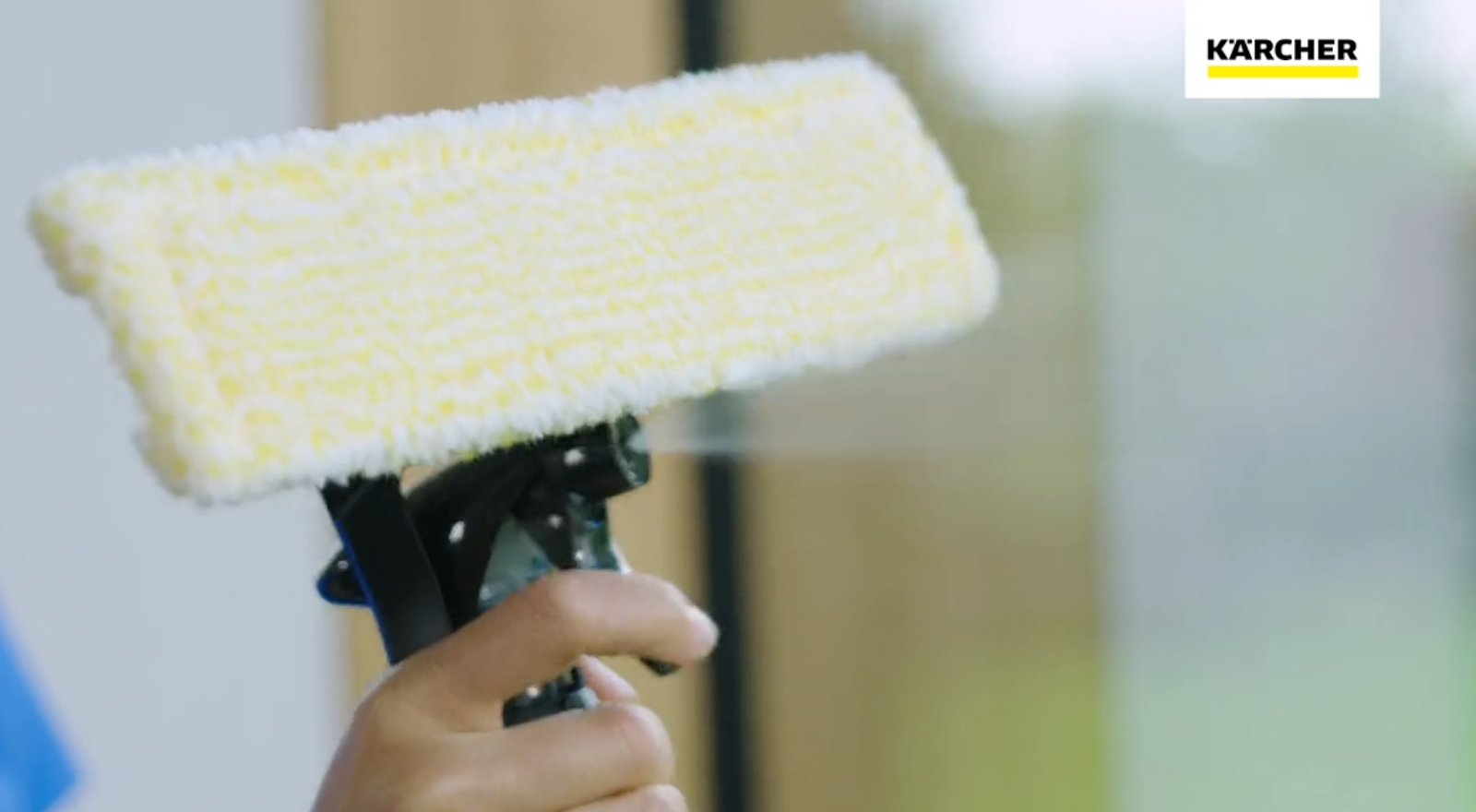 Sự kết hợp thông minh của bình xịt và khăn lau microfibre