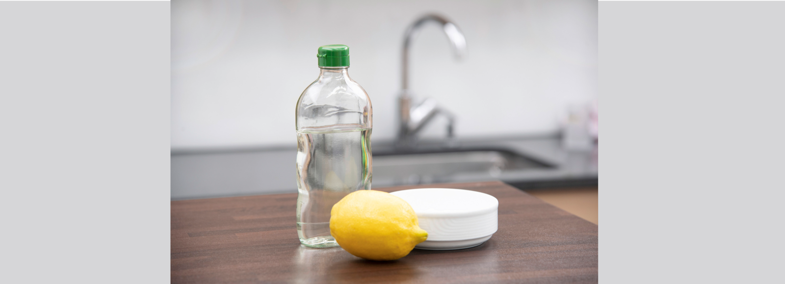 Giấm ăn là một nguyên liệu dễ tìm mua và có nhiều công dụng vệ sinh khác nhau