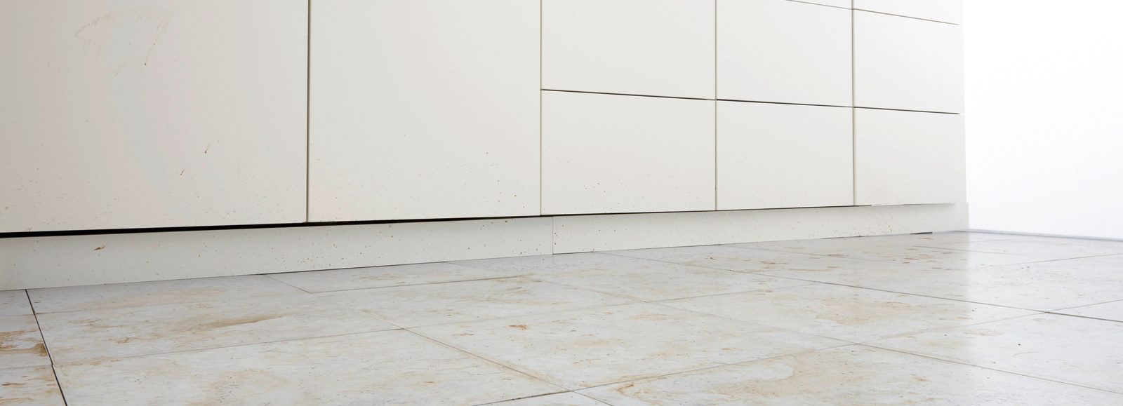   sàn nhà dính dầu mỡ