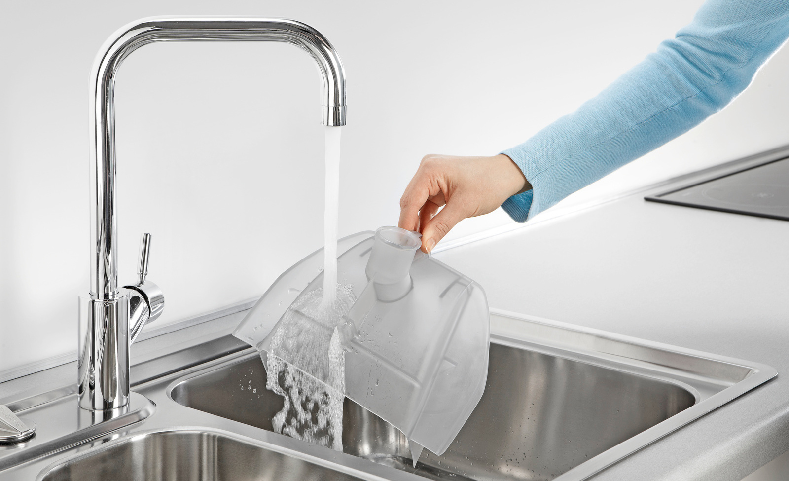 Lọc nước có thể tháo rời giúp bạn dễ dàng châm thêm nước và vệ sinh Lọc nước có thể tháo rời giúp bạn dễ dàng châm thêm nước và vệ sinh