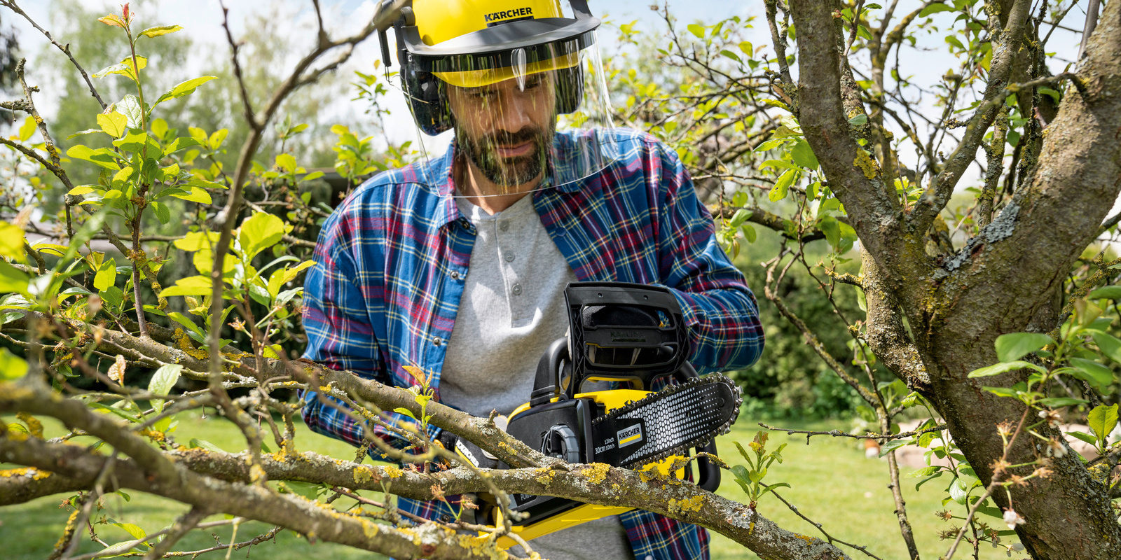 Tailler les branches plus épaisses avec une tronçonneuse sans fil Tailler les branches plus épaisses avec une tronçonneuse sans fil Kärcher