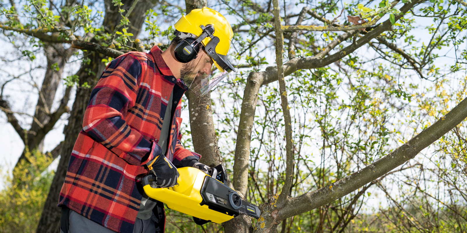 Équipement de protection contre les coupures pour la taille des arbres Équipement de protection contre les coupures pour la taille des arbres avec la tronçonneuse sans fil Kärcher