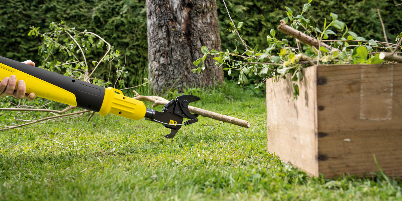 Élimination des déchets de la taille de haie Élimination des déchets de la taille de haie avec un sécateur sans fil Kärcher