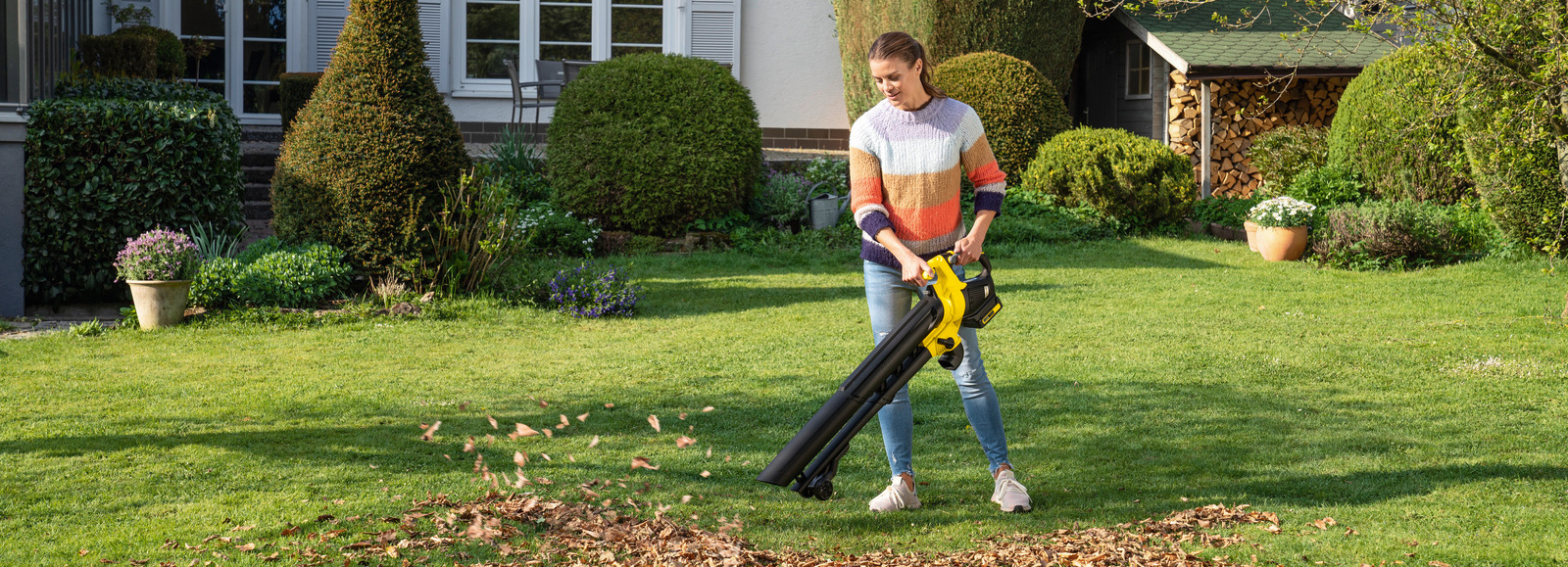 Retirer les feuilles avec un souffleur et aspirateur de feuilles Retirer les feuilles avec un souffleur et aspirateur de feuilles Kärcher