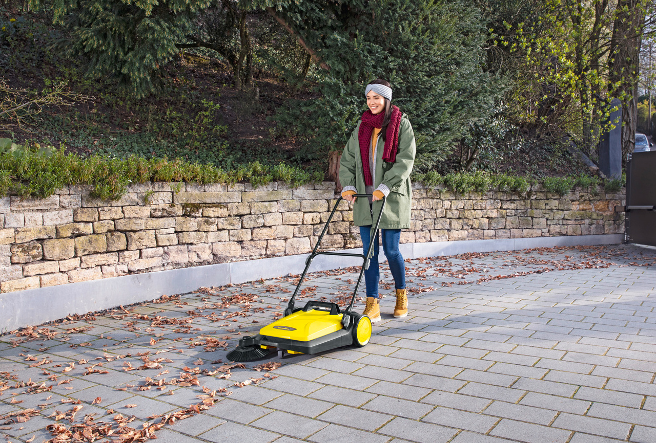 Retirer les feuilles avec une balayeuse Retirer les feuilles avec une balayeuse Kärcher